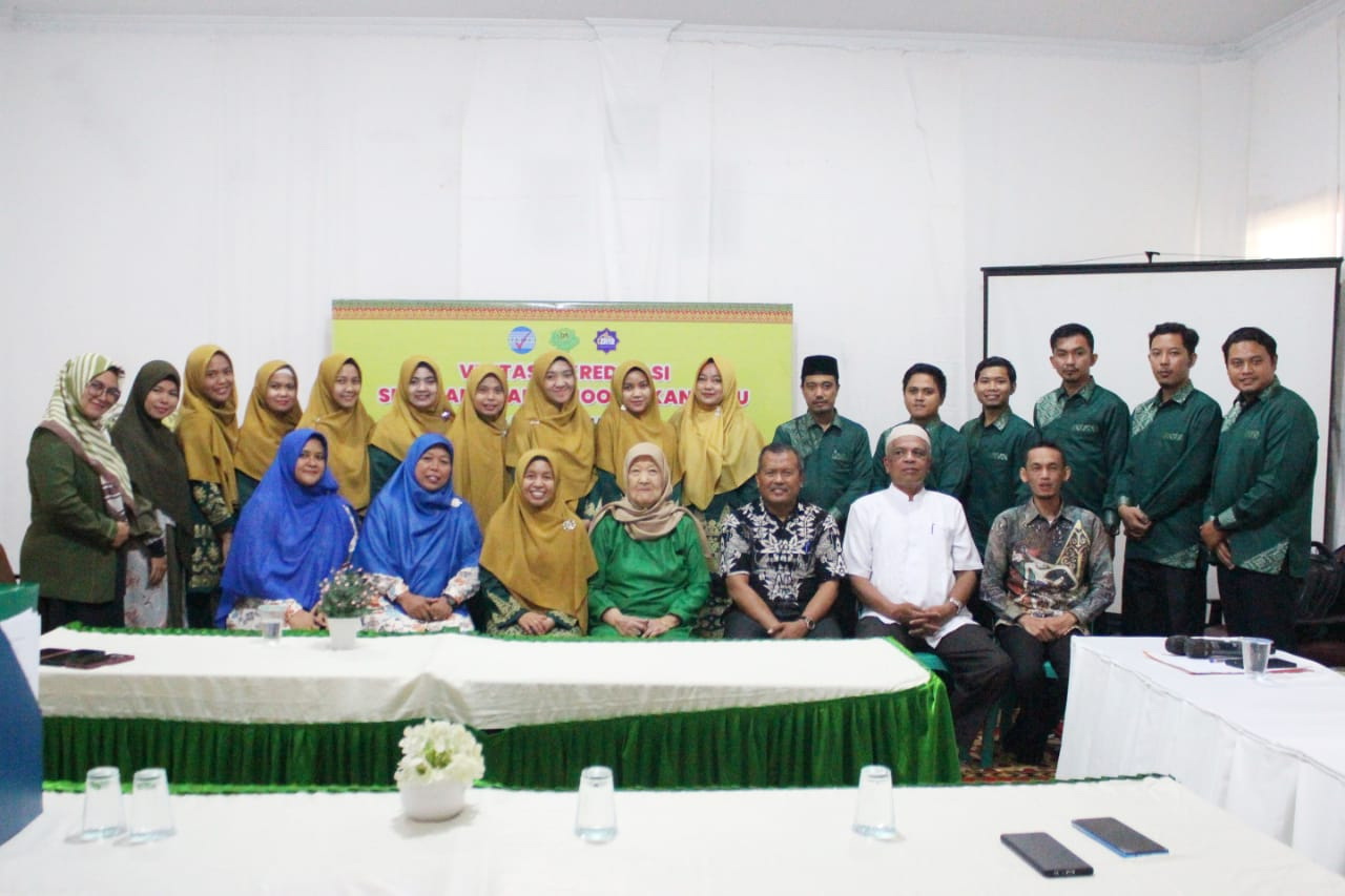 Ketua Pembina Yayasan Daar En Niswah Dra Hj Rosnaniar MSi (duduk tengah) Tim Asesor BAN S/M (duduk dua dan tiga kanan) Kepala SMPIT Al-Izhar School Dewi Santri SPd (duduk tiga kiri) beserta guru saat setelah kegiatan di Kompleks SMPIT Al-Izhar School Peka